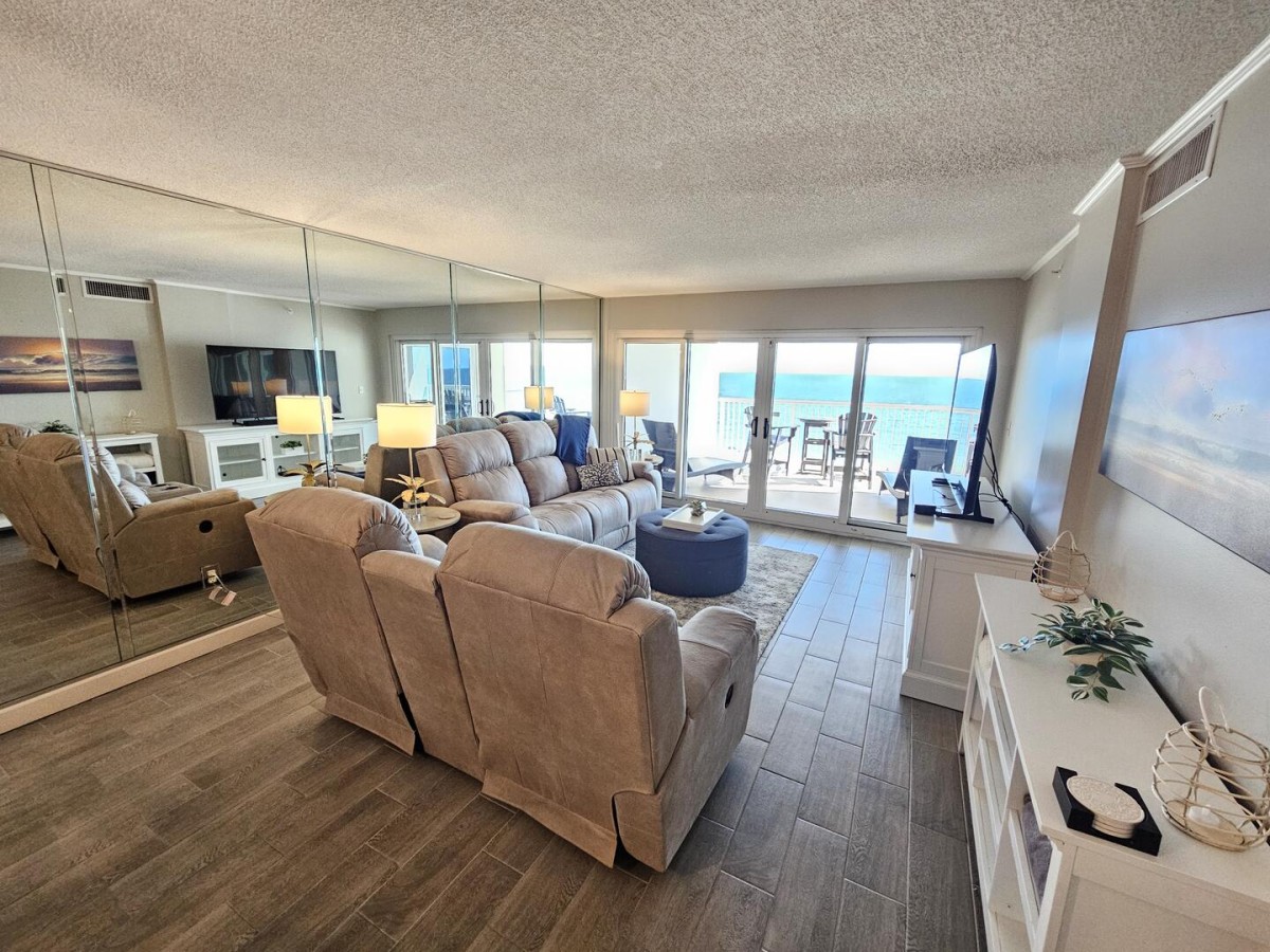 Living Area w/Gulf Front View